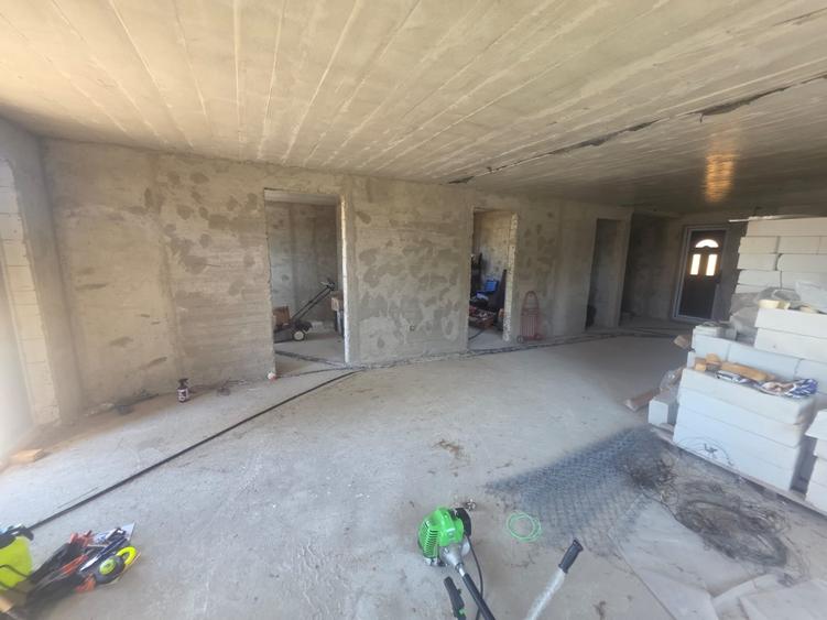 Casă individuală cu 6 camere cu Teren 7734 Mp în Ionășeni (Vârfu Câmpului)