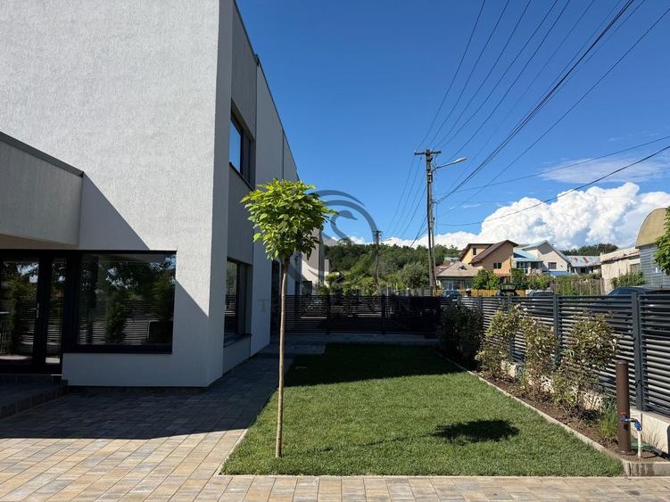 Duplex cu 4 camere cu Canalizare în Central