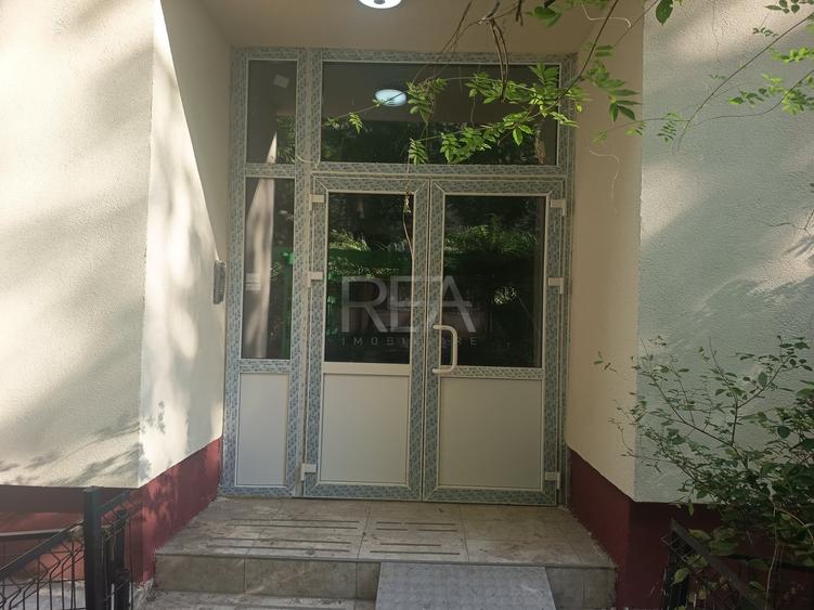 Apartament cu 3 camere decomandat în Berceni
