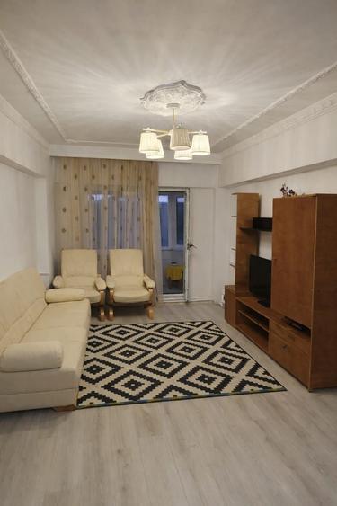 Apartament cu 3 camere decomandat în Capitol