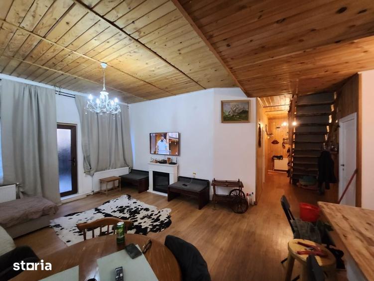 Casă cu 8 camere cu Teren 340 Mp în Central