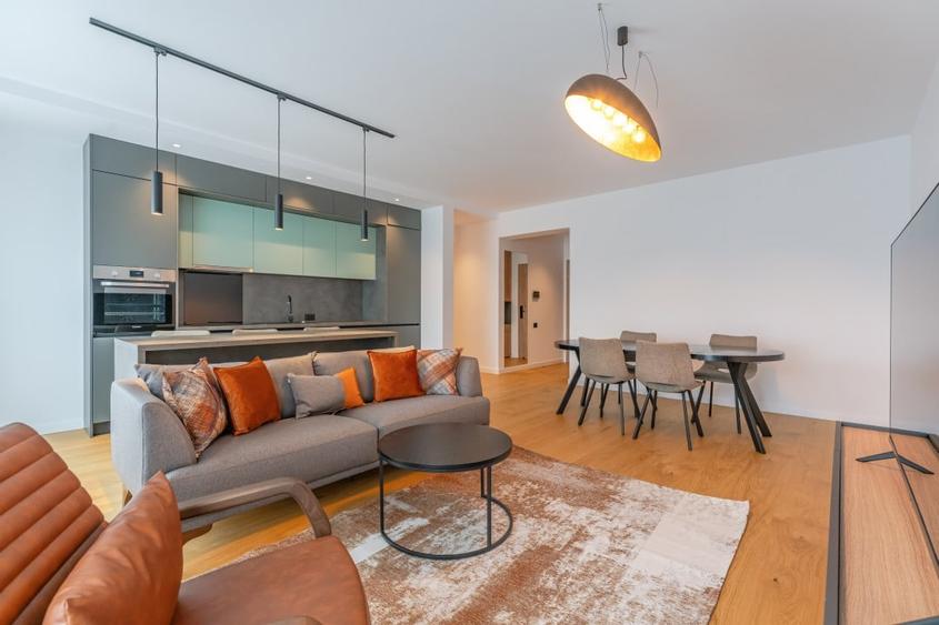Apartament cu 3 camere decomandat, mobilat în Central