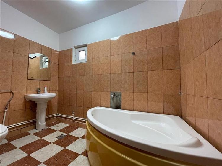 Casă individuală cu 4 camere cu Canalizare în Monumentului