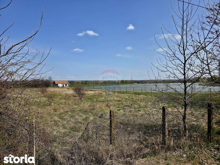 Teren de 7000 mp, în Girov