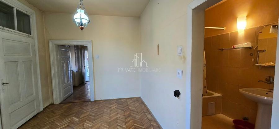 Casă individuală cu 5 camere cu Canalizare în Central