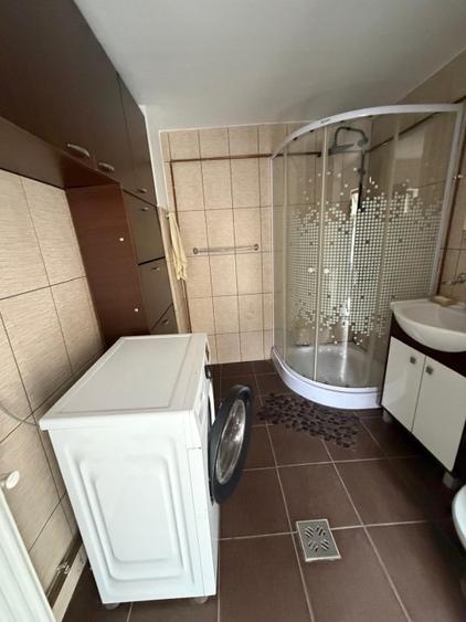 Casă individuală cu 5 camere cu Canalizare în Romanești