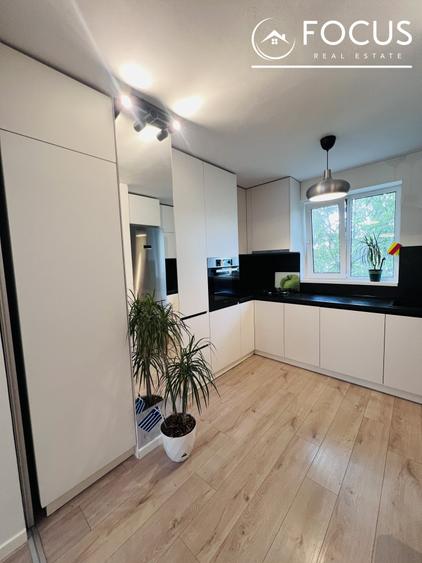Apartament cu 3 camere semidecomandat, mobilat în Tei