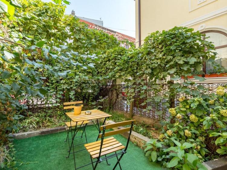 Casă cu 5 camere cu Teren 370 Mp în Romană
