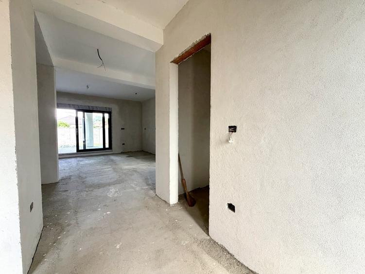 Duplex cu 4 camere cu Canalizare în Plopi