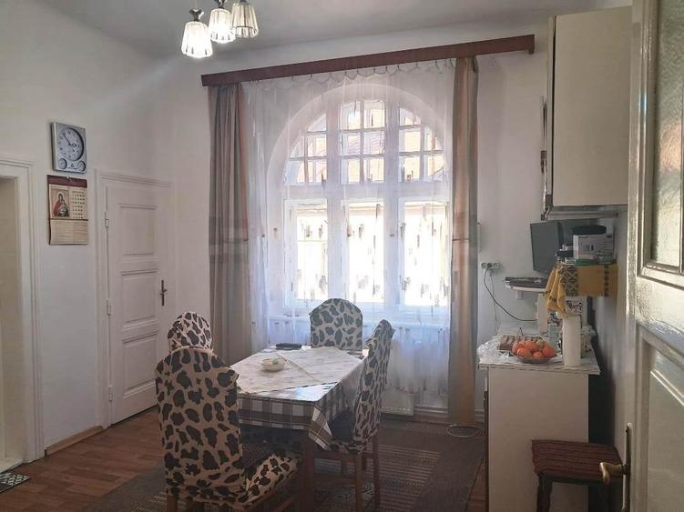 Apartament cu 4 camere decomandat în Orașul de Jos