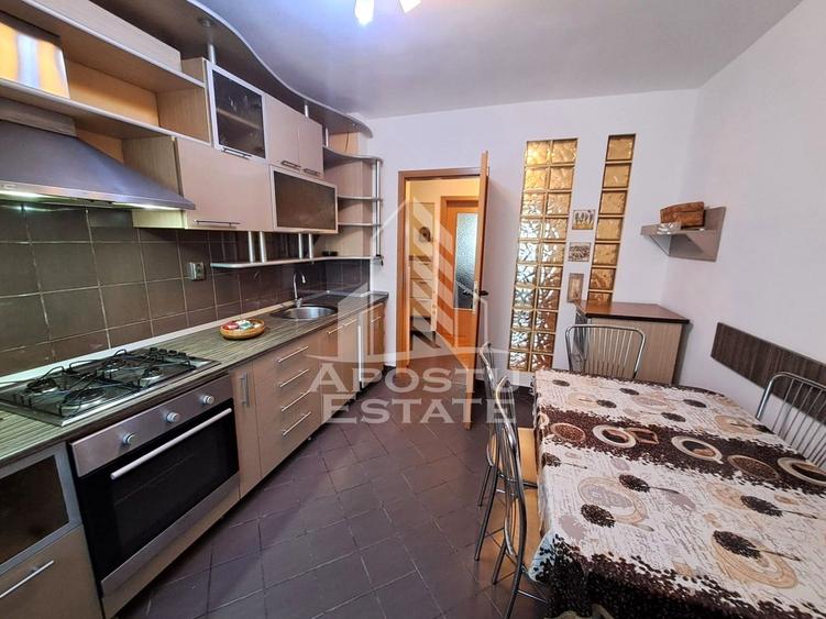 Apartament cu 3 camere decomandat, mobilat în Aradului