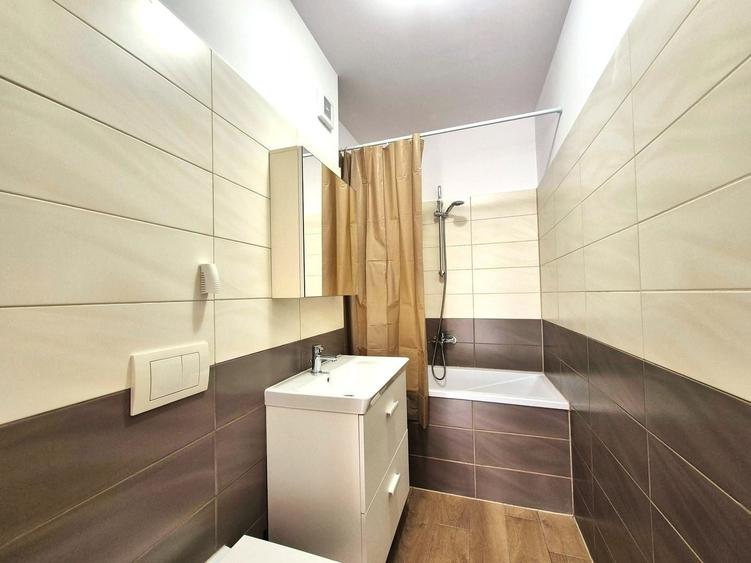 Apartament cu 3 camere decomandat în Tractorul