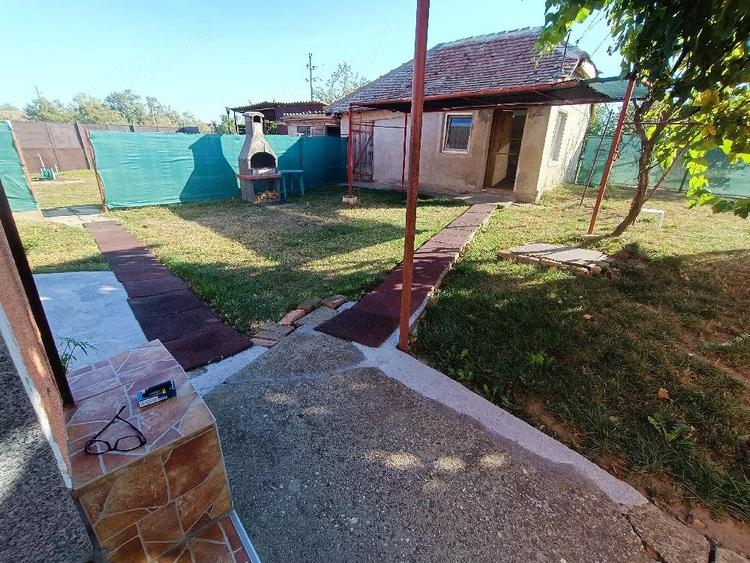 Casă cu 3 camere cu Teren 3470 Mp în Livezile