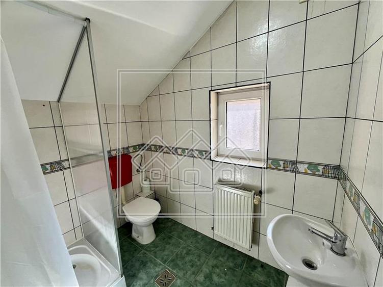 Casă individuală cu 6 camere cu Canalizare în Trei Stejari