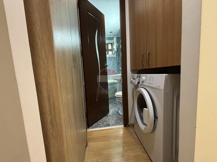 Apartament cu 3 camere semidecomandat, mobilat în Apusului