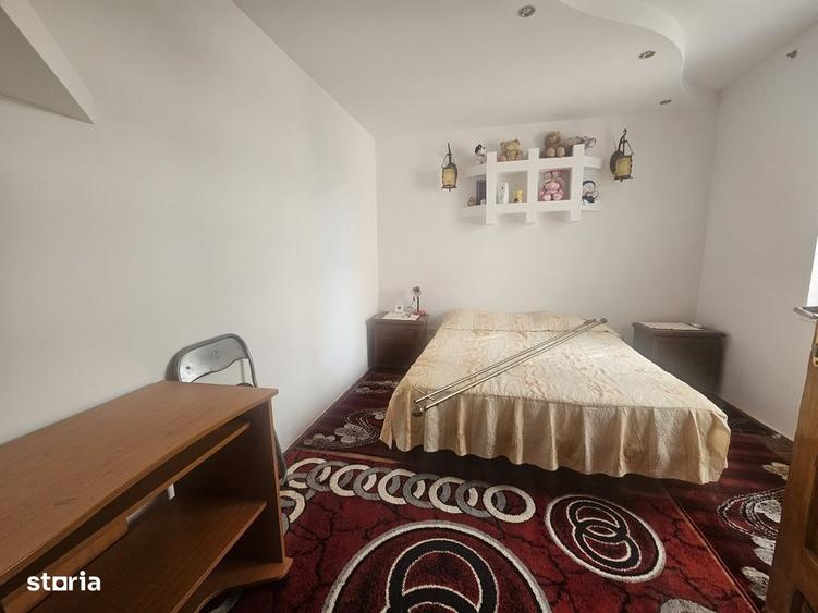 Apartament cu 3 camere decomandat în Universității