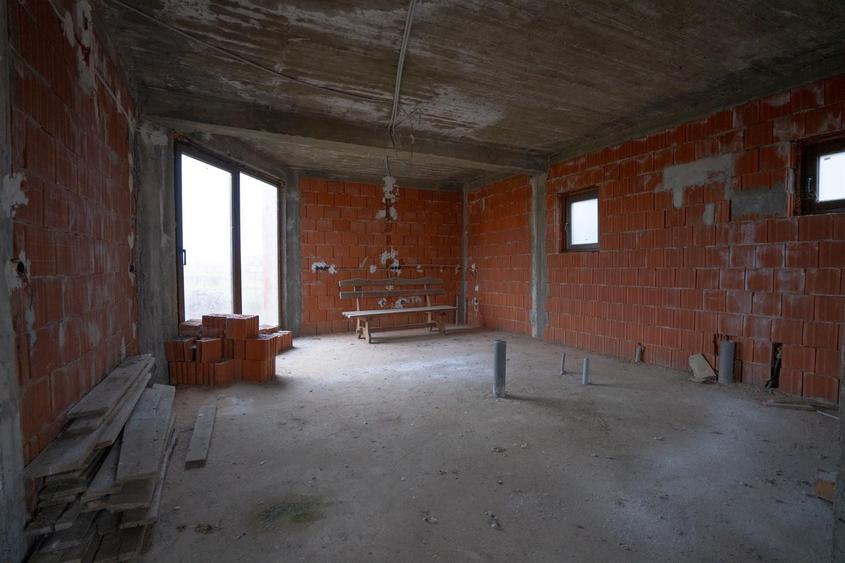 Casă individuală cu 7 camere cu Canalizare în Rontău