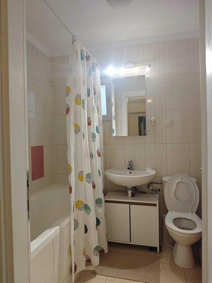 Apartament cu 3 camere semidecomandat în Cățelu