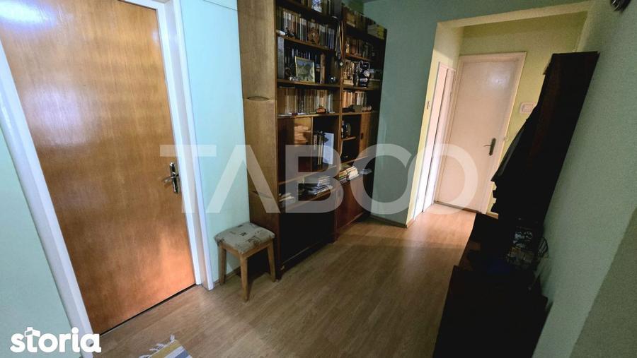 Apartament cu 3 camere decomandat, mobilat în Ștrand