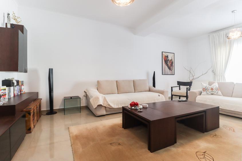Duplex cu 4 camere cu Canalizare în 1 Decembrie