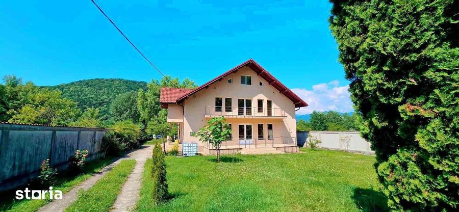 Casă cu 5 camere cu Teren 528.29 Mp în Central