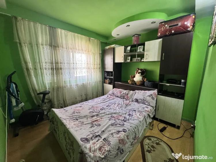 Apartament cu 3 camere semidecomandat în Craiovița Nouă