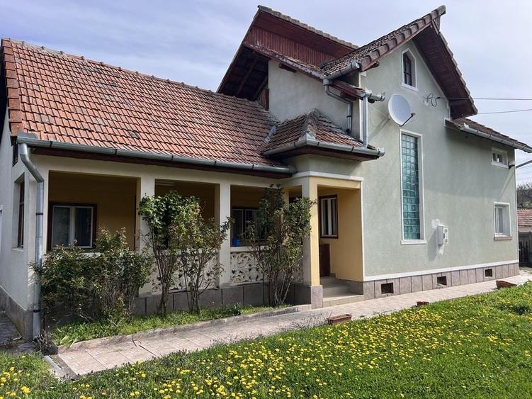 Casă cu 4 camere în Sânpetru
