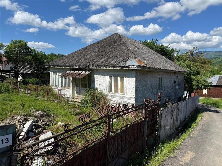 Casă cu 4 camere cu Teren 1000 Mp în Hăulișca