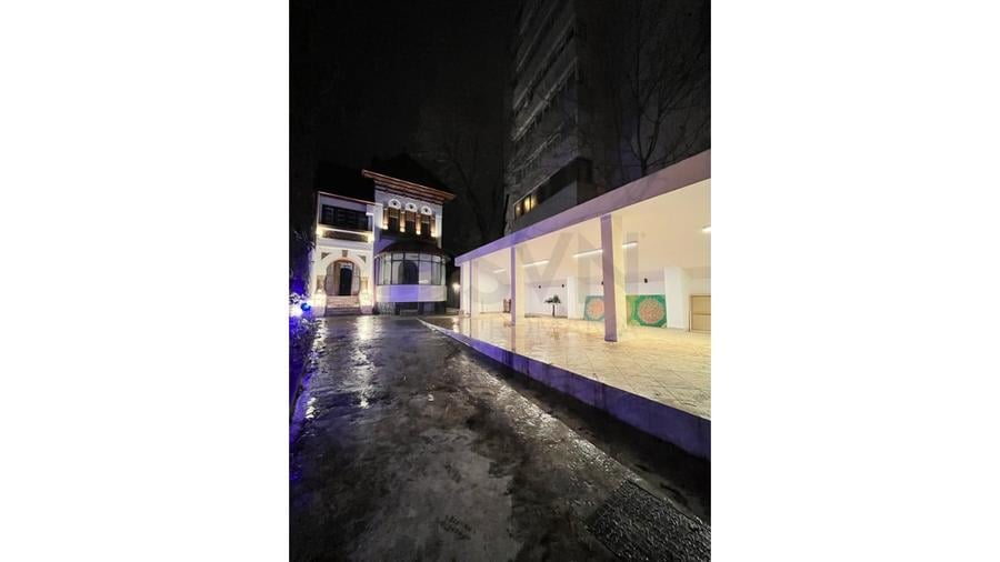 Casă individuală cu 10 camere cu Canalizare în Banu Manta