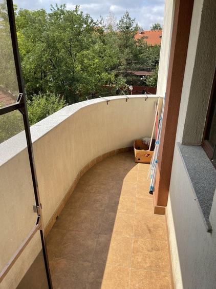 Apartament cu 3 camere semidecomandat în Păcurari