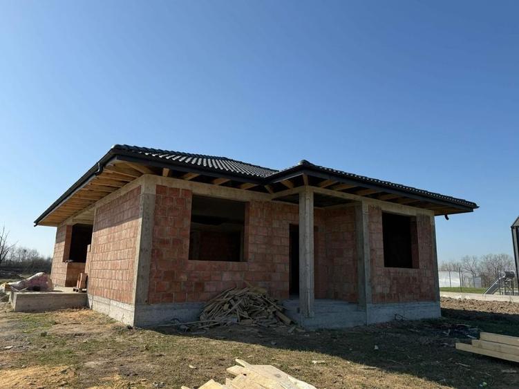 Casă cu 4 camere în Săsar