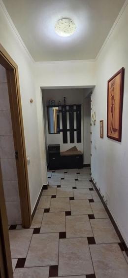 Apartament cu 3 camere semidecomandat în P-ța Reșița