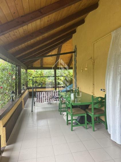 Casă individuală cu 7 camere cu Canalizare în Ghiroda