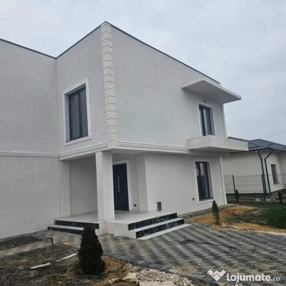 Casă cu 7 camere cu Teren 412 Mp în Malu Mare
