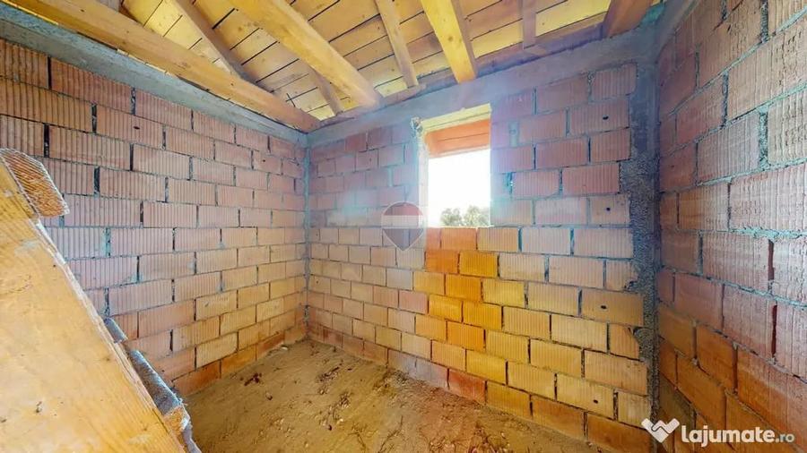 Casă cu 5 camere cu Teren 1000 Mp în Cristian