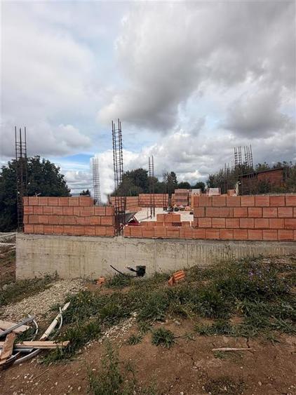 Casă individuală cu 4 camere cu Teren 500 Mp în Bod
