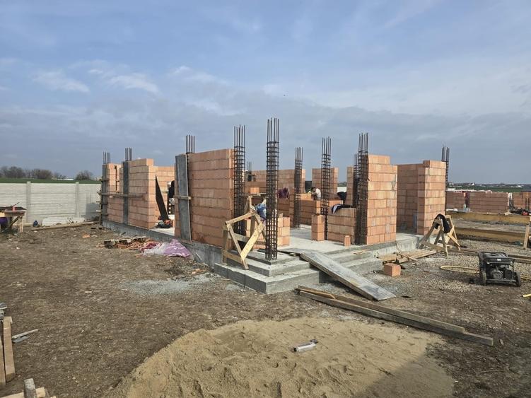 Casă cu 3 camere cu Teren 383 Mp în Dascălu