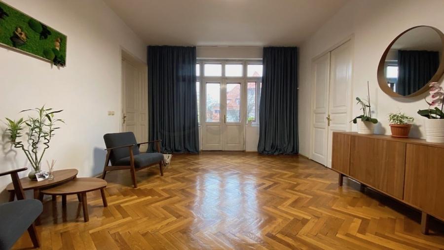 Apartament cu 7 camere semidecomandat, mobilat în Capitale