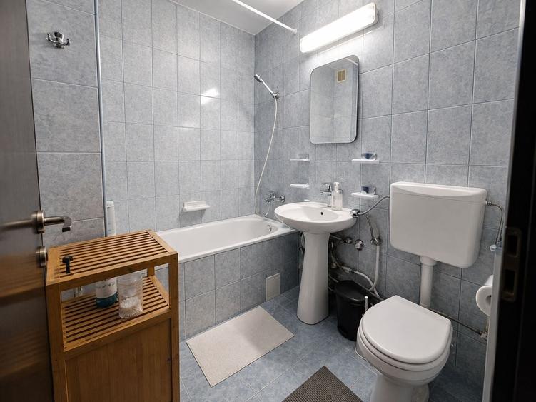 Apartament cu 2 camere semidecomandat, mobilat în Central