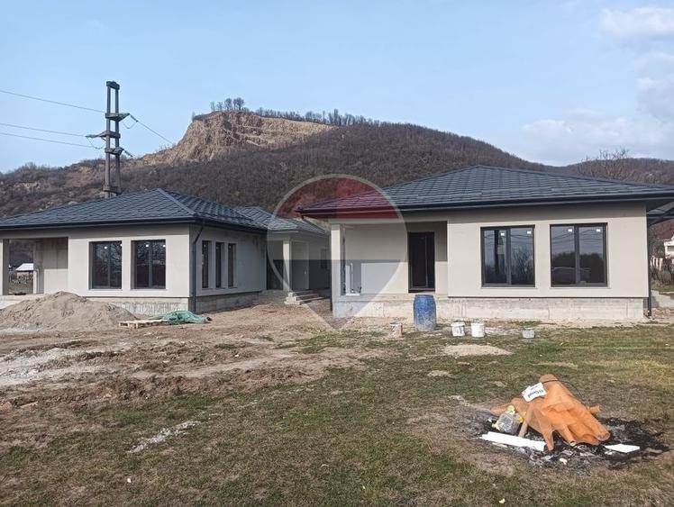 Casă individuală cu 3 camere cu Teren 750 Mp în Est