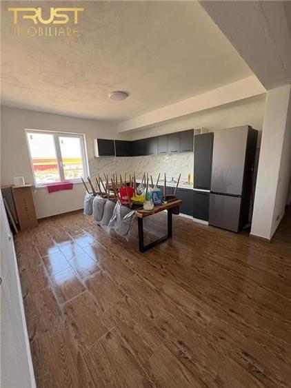 Apartament cu 8 camere semidecomandat în Petriș
