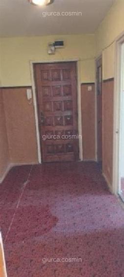 Apartament cu 3 camere semidecomandat în Berceni