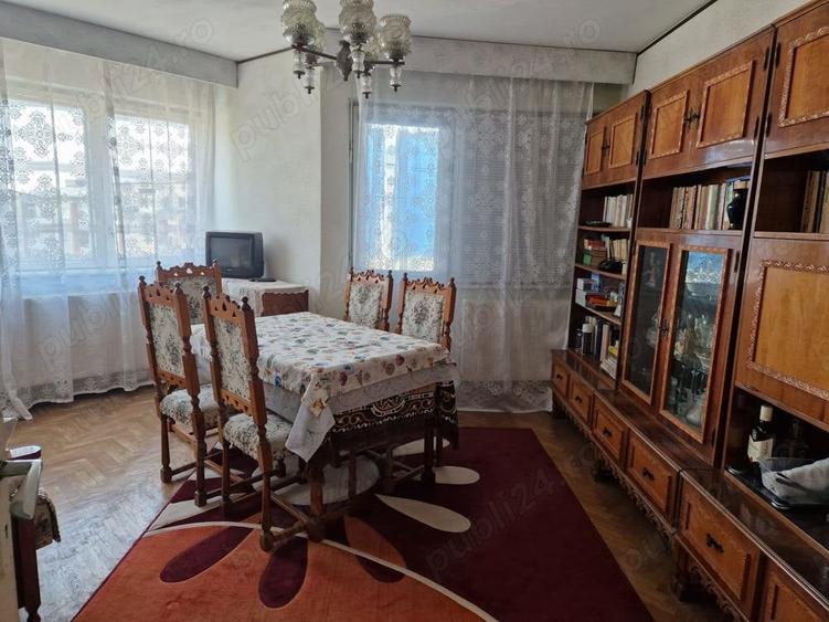Apartament cu 3 camere decomandat în Drăgășani