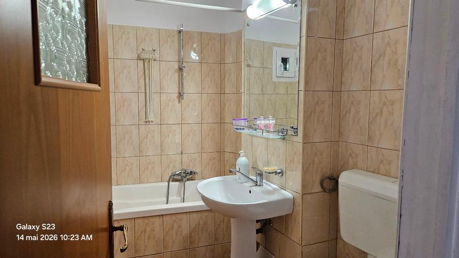 Apartament cu 3 camere semidecomandat în Moșilor
