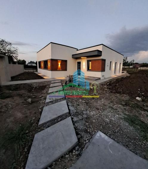 Casă individuală cu 4 camere cu Canalizare în Olteni