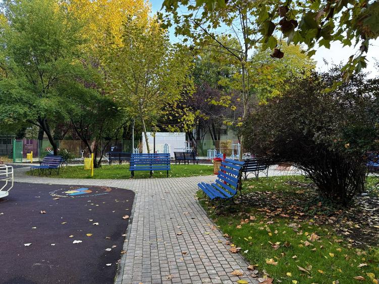Apartament cu 3 camere decomandat, mobilat în Berceni