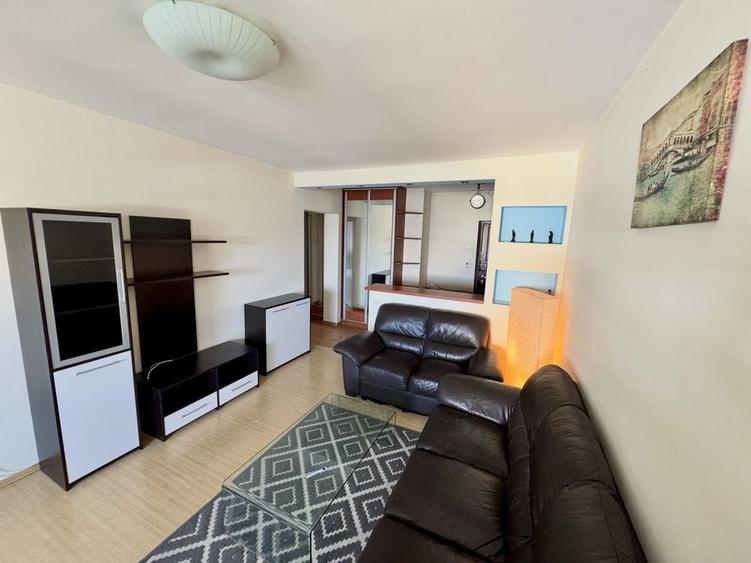 Apartament cu 3 camere decomandat în Tineretului