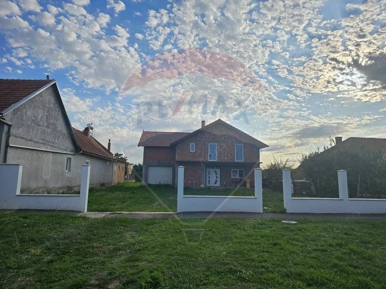 Casă cu Teren 1439 Mp în Darova