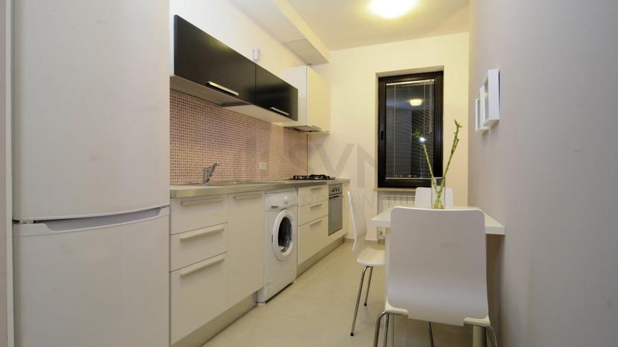 Apartament cu 3 camere semidecomandat, mobilat în Pipera
