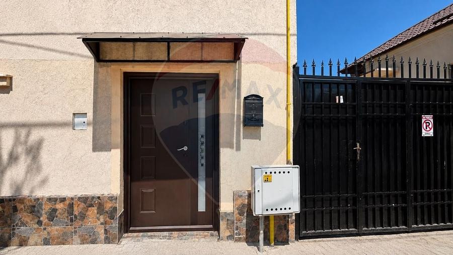 Casă individuală cu 4 camere cu Teren 320 Mp în Casa de Cultură